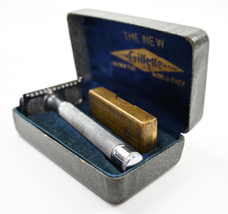US WW2 Gilette Safety Razor Set in Case