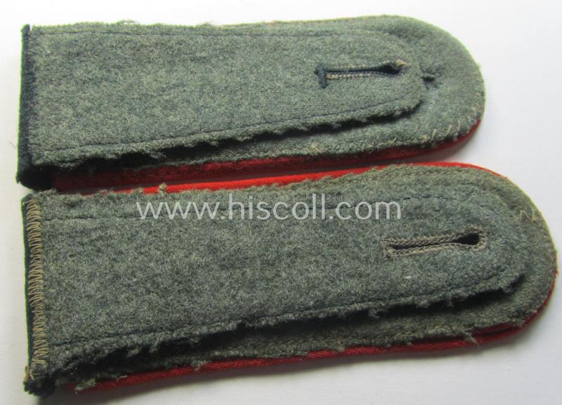 Pair of WH (Heeres) 'M36- o. M40'-) pattern, EM-type shoulderstraps: 'Soldat eines (Schw.)-Art.-Abtgs. o. Rgts.'