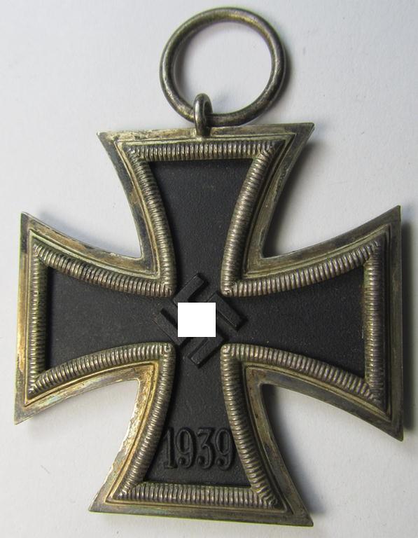 'Eisernes Kreuz II. Klasse' being a non-maker-marked example that comes together with its original- and never-mounted ribbon (ie. 'Bandabschnitt') as was (I deem) produced by the maker (ie. 'Hersteller'): 'Fritz Zimmermann'