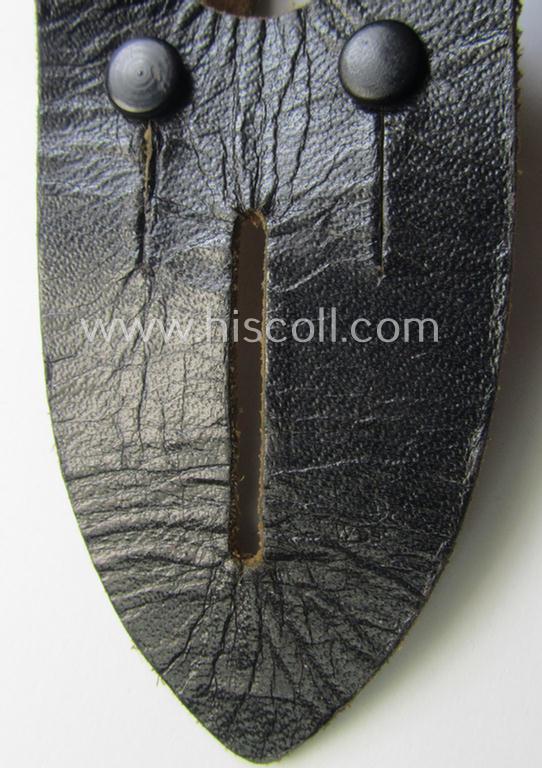 'Standard-issue'-pattern, WH binoculars (ie. 'Dienstglas 6 x 30 o. 10 x 50') so-called: 'anti-movement flap' (or: 'Tragelasche für Dienstgläser') as was executed in black-coloured leather