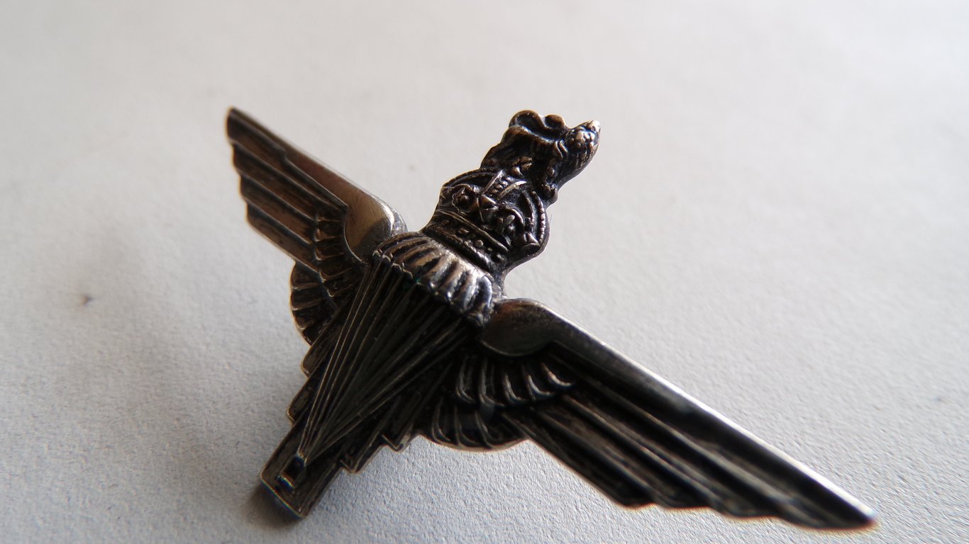 Parachute Regiment Collar Badge / Cap Miniature
