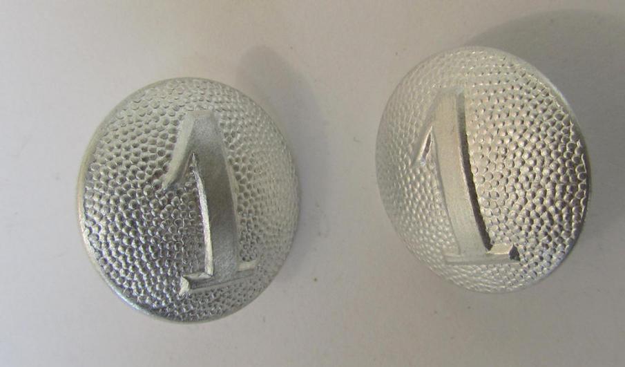 Neat - and/or fully matching! - pair of the desirable, aluminium-based- and/or: 'pebbled'-styled, so-called WH (Heeres-/Luftwaffe) regimental- ie. company shoulderstrap-buttons numbered: '1', all identically marked: 'Extra Fein' on their backs