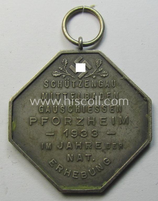 Unusually seen, frosted-silver-toned, TR-period shooting-medal showing on its front a uniformed hunter and that is entitled: 'Schützengau Mittelbaden - Gauschiessen Pforzheim - 1933 - Im Jahre der nat. Erhebung'
