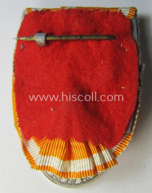 Superb - and scarcely seen! - bright-silver-toned, Preussen-related so-called: 'Einzelspange' showing a medal: 'Für Rettung aus Gefahr' and showing on its front an illustration ie. portrait of: 'Friedrich Wilhelm - III Koenig von Preussen'