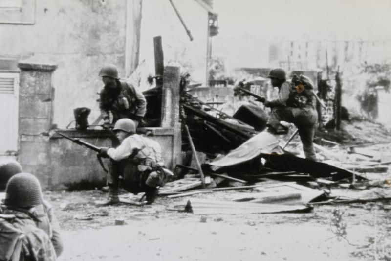 US WW2 Radiophoto 'Yanks fighting in Brest'