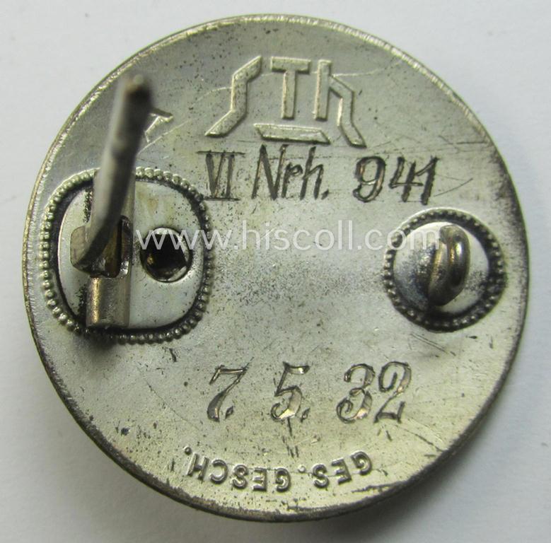 Superb, enamelled lapel-pin: 'Der Stahlhelm' - Bund der Frontsoldaten (Sta) - Eintrittsabzeichen 1932' being a nicely engraved example that comes in an overall very nice- (and/or fully undamaged!), condition