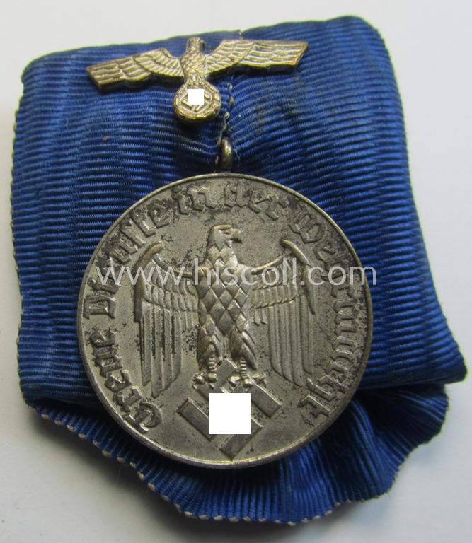 Attractive, silver-toned WH (Heeres o. KM) so-called: 'Einzelspange' showing a: 'WH-Dienstauszeichnung 4. Stufe' (as was intended for 4 years of loyal-service) and that shows a detailed, Heeres o. KM-type-eagle-device, period-attached