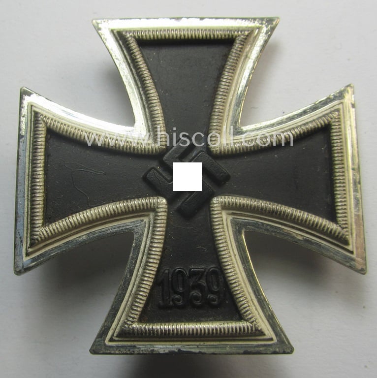 Superb, 'Eisernes Kreuz 1. Klasse' (ie. Iron Cross 1st class) being an (I deem) mid-war-period produced- and '26'-marked (ie. by: 'B.H. Mayer's Kunstprägeanstalt'-produced) example and that comes complete in its specific etui