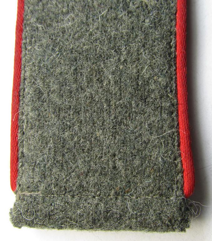 Attractive - albeit regrettably single! - WH (Heeres) 'M43'-pattern, EM-shoulderstrap as was intended for a: 'Soldat eines (Sturm-)Artillerie-Abteilungs o. Regiments'