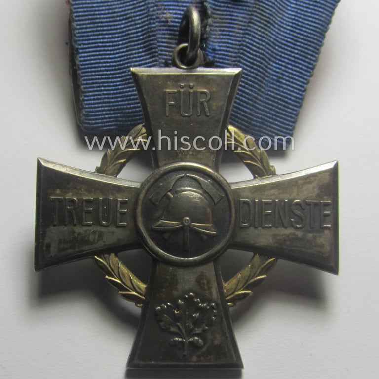 Superb - and very rarely encountered! - so-called: 'Einzelspange' showing a (genuine silver-based!): 'Feuerwehr-Verdienstkreuz des Württembergishen Landesfeuerwehrverbandes' attached