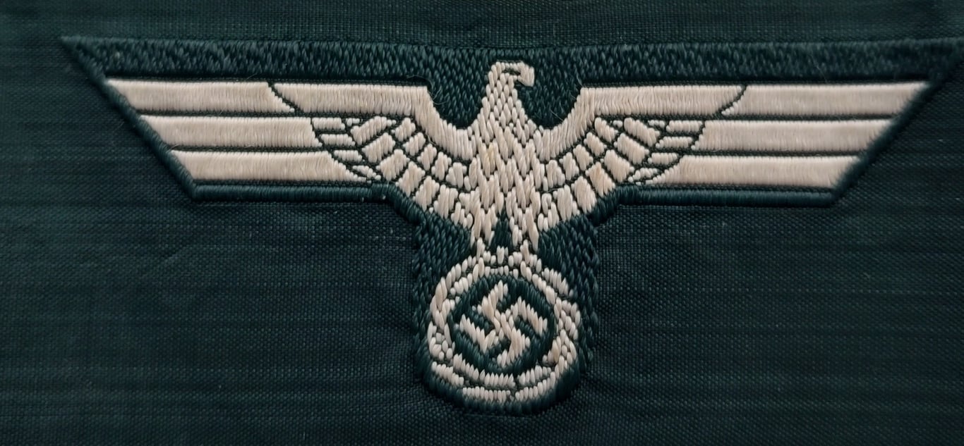 Pre/ early war period set of 3 cap eagle Schiffchenmützen-Adler für Mannschaften u. Uffz virtually mint set as executed in bluish grey coloured on a darker green background