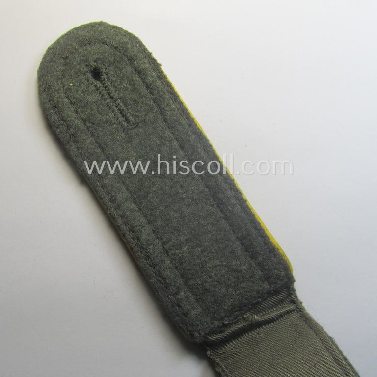 Single, mid-war-period, so-called: 'M43'-pattern, WH (Heeres) NCO-type shoulderstrap as piped in the bright-yellow-coloured branchcolour as was intended for usage by an: 'Uffz. der Nachrichten-Trpn.'