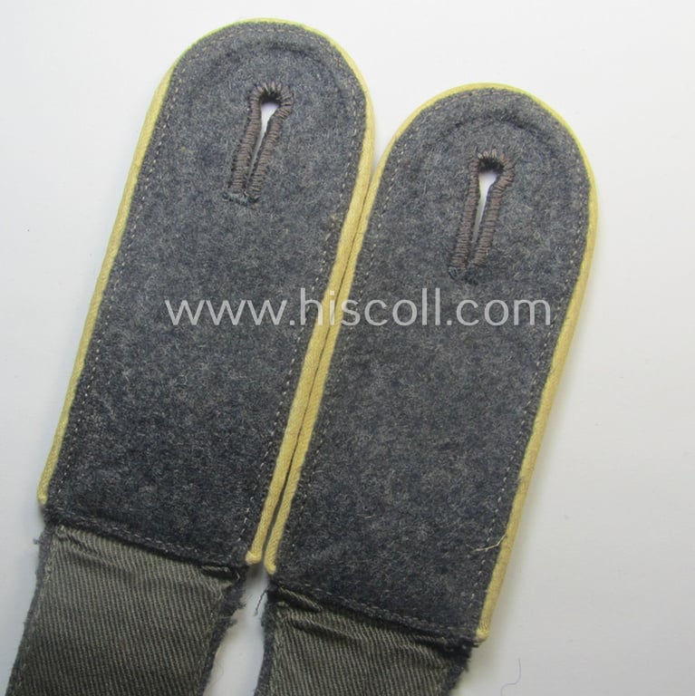 Superb pair of WH (Luftwaffe) white-piped, so-called: 'Hermann Göring'-division, EM-type shoulderstraps: 'Soldat u. Mitglied der Hermann Göring Division'