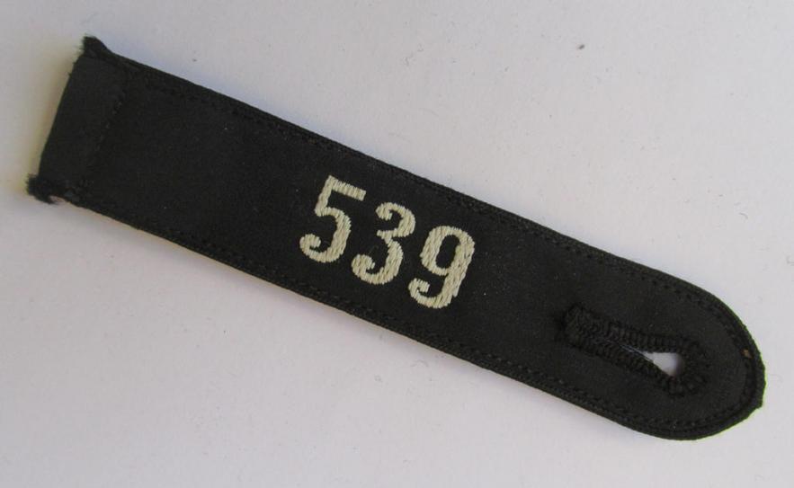 Superb, 'DJ' ('Deutsches Jungvolk') shoulderstrap that was intended for usage by a member within 'Bann 539' (539 = Vöcklabruck), being a virtually mint-/unissued example still retaining its period-attached 'RzM'-etiket