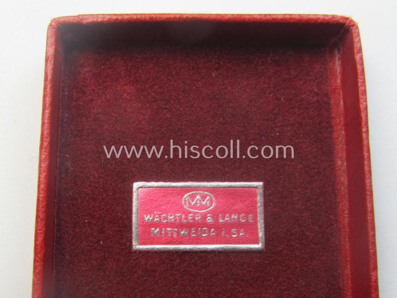 'Treuedienst Ehrenzeichen 2. Klasse' that comes stored in its maker- (ie. 'Wächtler & Lange'-) marked, two-pieced etui