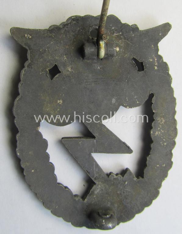 Neat - and clearly used! - later-war-period, zinc- (ie. 'Feinzink'-) based version of a WH (Luftwaffe) 'Erdkampfabzeichen' being a (typical) non-maker-marked example by the Austrian-based: 'Arno Wallpach'-company