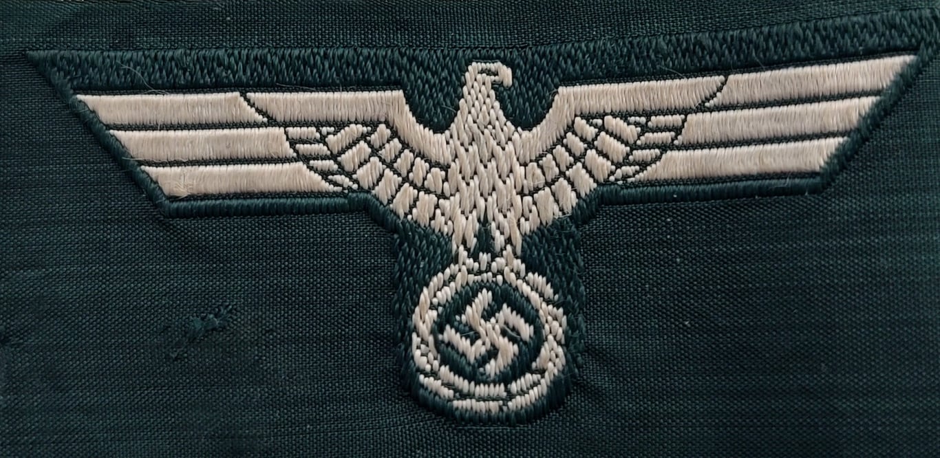 Pre/ early war period set of 3 cap eagle Schiffchenmützen-Adler für Mannschaften u. Uffz virtually mint set as executed in bluish grey coloured on a darker green background