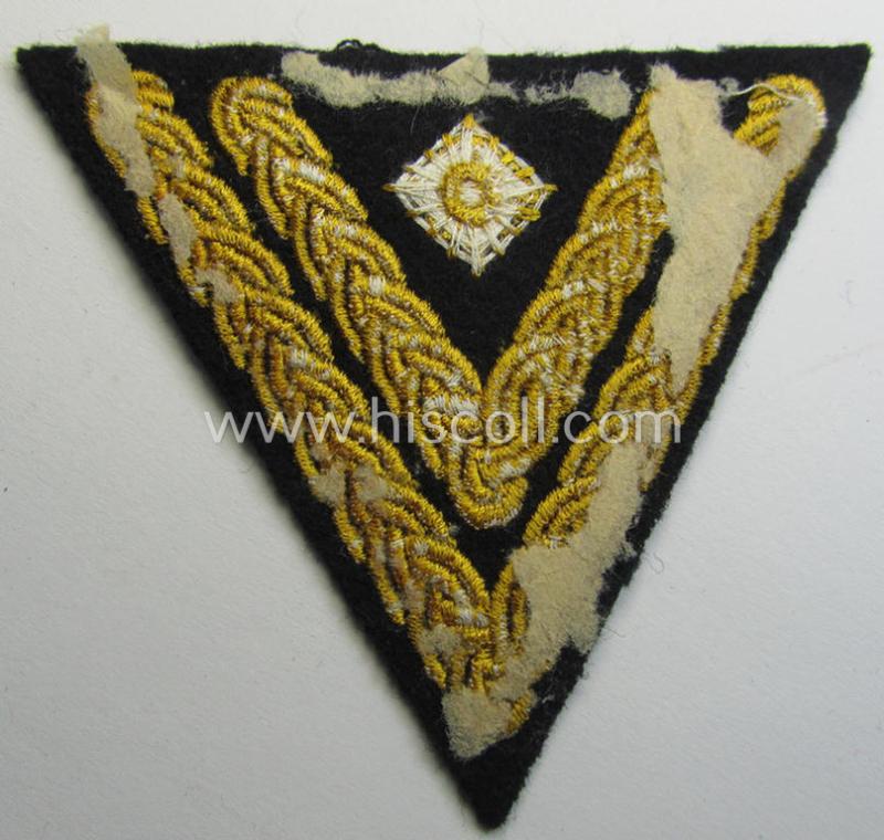 Neat - and not that often seen! - example of a 'standard-issue'-type, WH (Kriegsmarine) rank-chevron (or: 'Armwinkel') as was intended for usage on the various darker-blue-coloured naval tunics as was intended for an: 'Matrosen-Oberstabsgefreite...