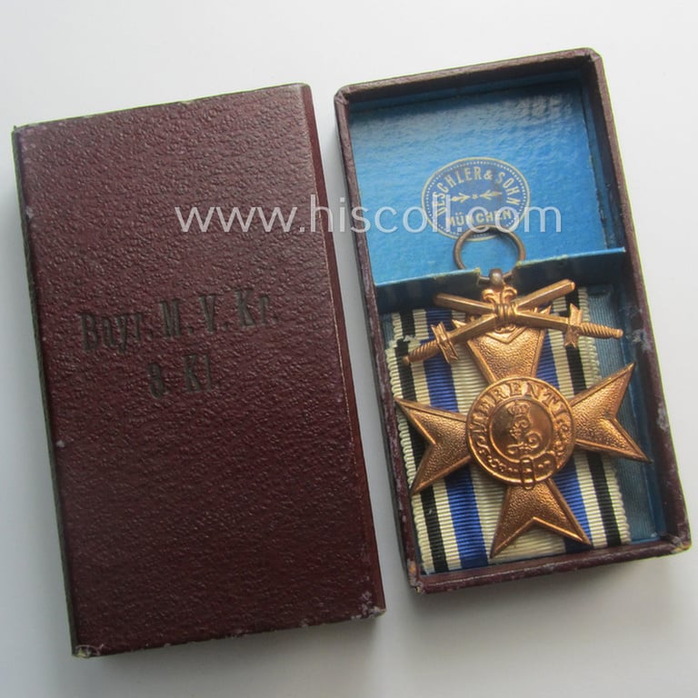 Complete, (pre)WWI-period: 'Bayern Militär-Verdienstkreuz 3. Klasse mit der Krone' being a nicely preserved example that came stored in its luxuriously styled, bordeaux-red-coloured etui (marked: 'Deschler & Sohn - München')