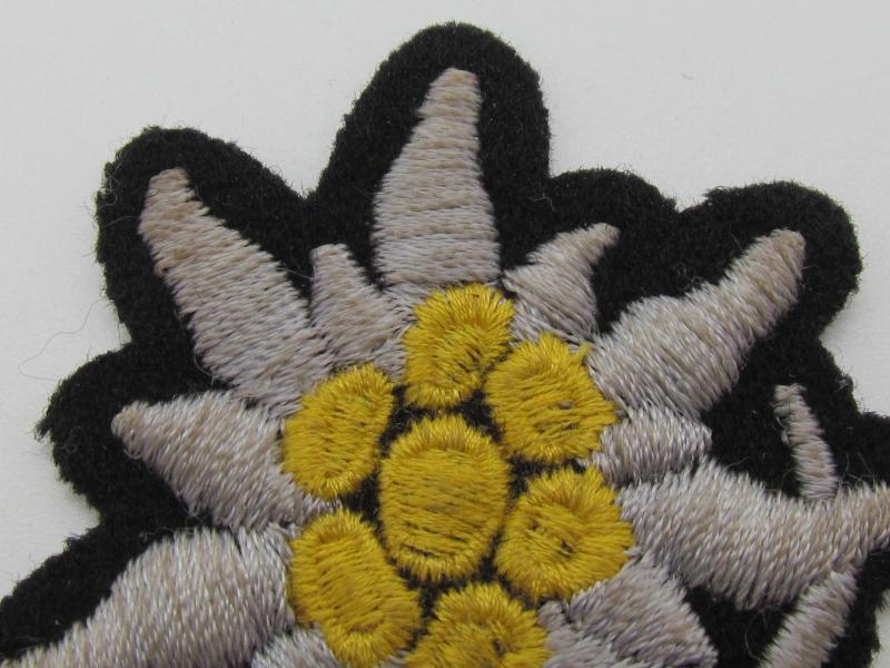 Waffen SS 'Gebirgsjäger' Edelweiss cloth cap badge