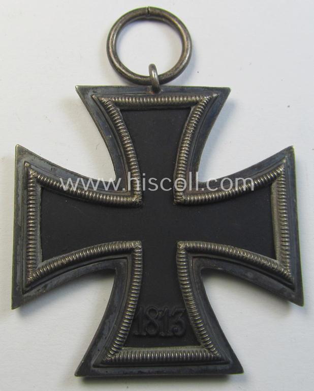 Attractive, 'Eisernes Kreuz II. Klasse' being a maker- (ie. '55'-) marked example that comes together with its original- and once-mounted ribbon (ie. 'Bandabschnitt') as was produced by the maker (ie. 'Hersteller'): 'J.E. Hammer & Söhne'
