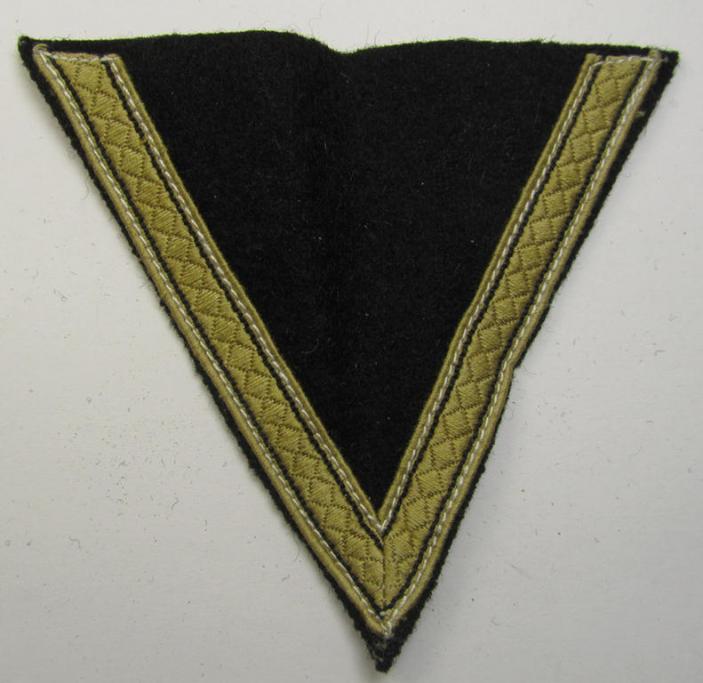 Waffen-SS-type 'Armwinkel' (or: rank-chevron) as executed on black-coloured wool as was specifically intended for usage by an SS-soldier with the rank of: 'SS-Sturmmann'