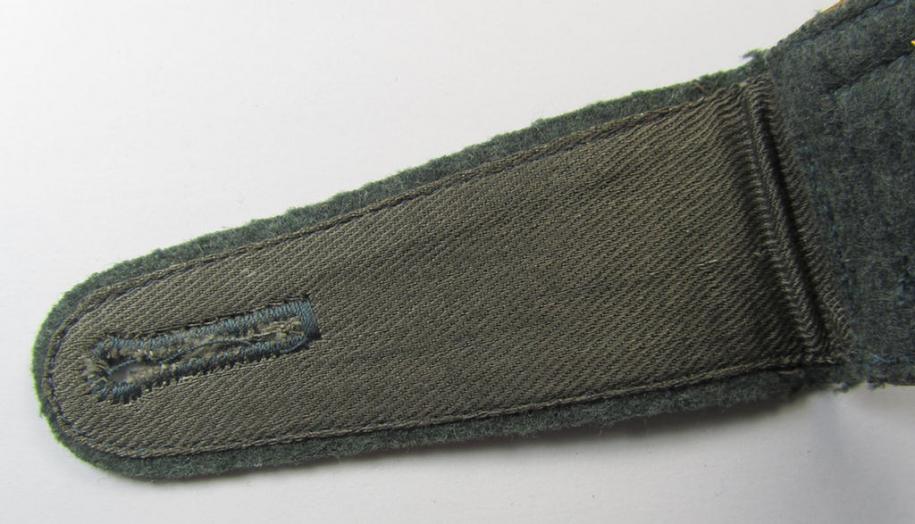 Very nice - and rarely encountered albeit regrettably single! - IMO early- ie. mid-war-period-, WH (Heeres) NCO-type shoulderstrap, as was intended for - and/or used by! - a: 'Feldwebel der Kradschützenbtle. der Pz.Div. u. Inf.Div. (mot)'