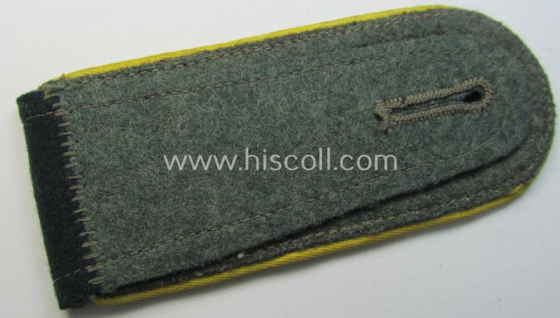 Single, early-war-period so-called: 'M36 o. M40'-pattern WH (Heeres) NCO-type shoulderstrap as piped in the bright-yellow-coloured branchcolour as was intended for usage by an: 'Unteroffizier der Nachrichten-Truppen'