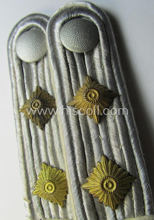Attractive - and/or fully matching! - WH (Heeres), officers'-type shoulderboard-pair (that comes mounted on its unsually seen: 'Auf der Steg'-mounting!) as was intended for a: 'Hauptmann eines Infanterie-Regiments'