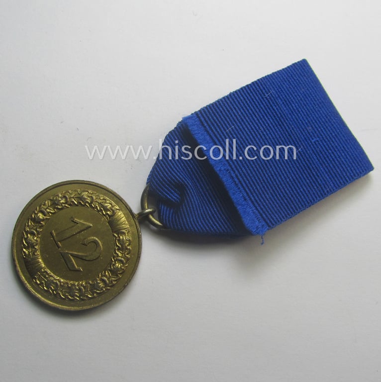 WH (Heeres o. KM) bright golden-toned 'WH-DA der 3. Klasse für 12 Jahre Dienstzeit' that comes mounted onto its accompanying ribbon (ie. 'Bandabschnitt') having a golden-toned eagle-device attached