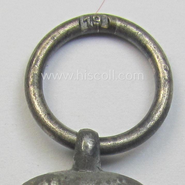 Medal-set: 'Winterschlacht im Osten 1941-42' being a maker- (ie. '19'-) marked specimen by the maker: 'E. Ferdinand Wiedmann'