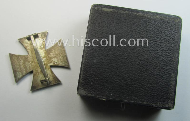 'Eisernes Kreuz 1. Klasse' (or: Iron Cross 1st class) being a (typical) non-marker-marked example by the maker: 'B.H. Mayer's Kunstprägeanstalt' and that comes in its original etui as issued- and /or moderately used