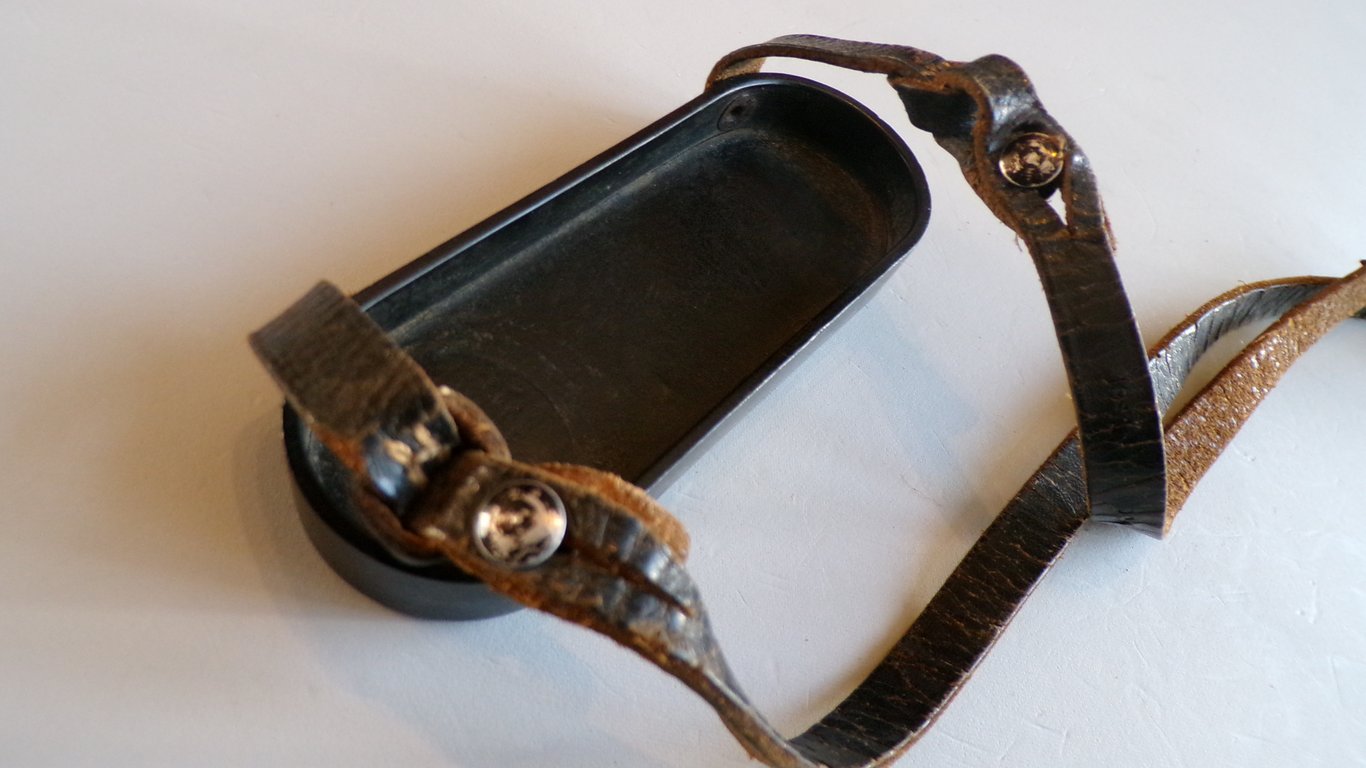 Dienstglas lens cover with sling