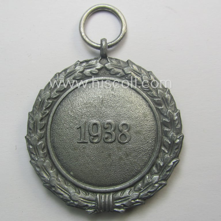 'Luftschutz-Ehrenzeichen 2. Stufe' being a clearly maker- (ie. '60'-) marked example as executed in zinc-based metal (ie. 'Feinzink') as was produced by the maker: 'Katz u. Deyhle'