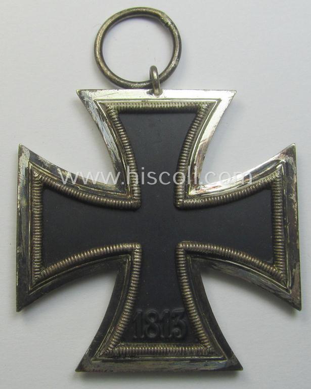 'Eisernes Kreuz II. Klasse' being a non-maker-marked example by the maker (ie. 'Hersteller'): 'Walter & Henlein' that comes stored in its period, 'Zellstoff'-based pouch