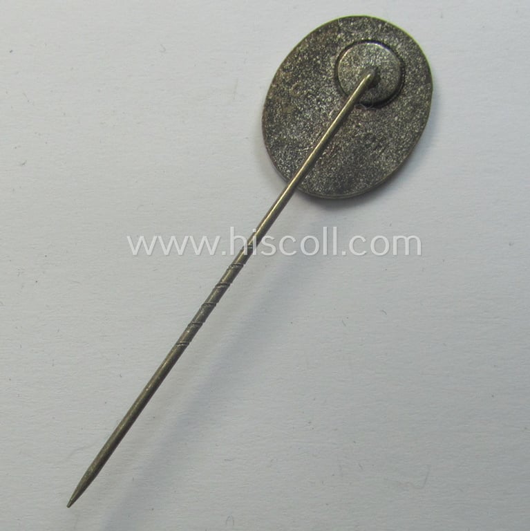 Silver-toned- and/or neatly enamelled, so-called: DDAC (ie. 'Der Deutsche Automobil Club') membership-lapel-pin (or: 'Mitgliedsabzeichen Gross') being a non-maker- albeit 'Ges.Gesch.'-marked example