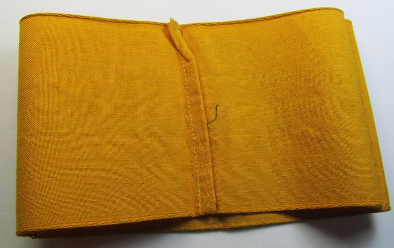 Very nice - and scarely encountered! - Wehrmacht-related, golden-yellow-coloured and/or typical linnen-based armband (ie. 'Armbinde') as executed in 'BeVo'-weave-pattern entitled: 'Bahnhofswache'