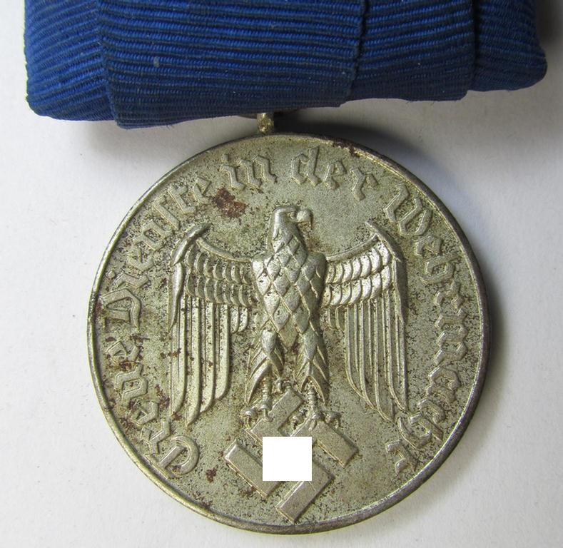Tarnished, silver-toned WH (Heeres o. KM) so-called: 'Einzelspange' showing a: 'WH-Dienstauszeichnung 4. Stufe' (as was intended for 4 years of loyal-service) and that shows a detailed, Heeres o. KM-type-eagle-device, period-attached