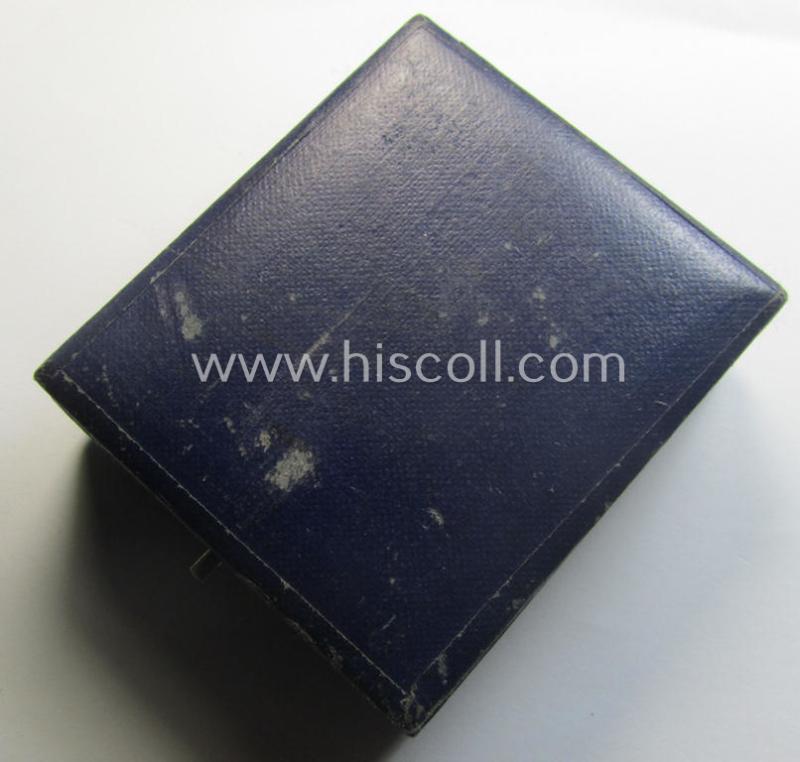 WH (LW) 'Fliegerschützen-Abzeichen mit Blitzbündel' being a maker- (ie. 'Wilh. Deumer'-) marked- and/or: typical zinc- (ie. 'Feinzink'-) based example as was produced by the: 'Wilh. Deumer'-company that comes stored in its period etui