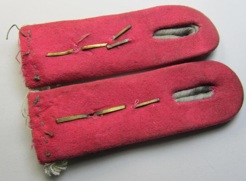 Attractive - and fully matching! - pair of 'standard-issued'-pattern, 'cyphered' WH (Heeres) officers'-type shoulderboards as piped in the bright-pink branchcolour as was intended for usage by an: 'Oberleutnant der Panzer- o. Pz-jäger-Truppen'