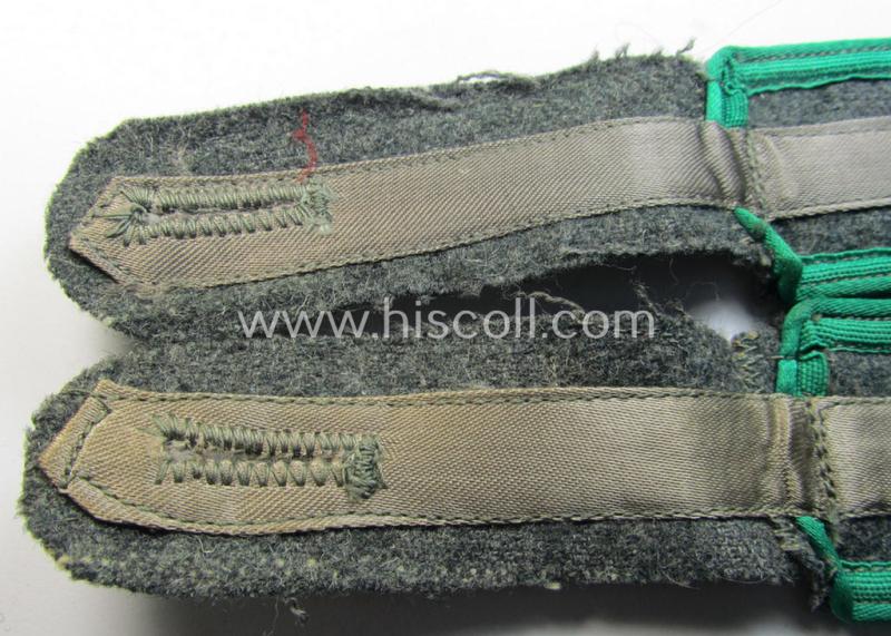 Superb - fully matching and scarcely encountered! - pair of WH (Heeres) later-war period- (ie. 'simplified'- ie. 'M44-/M45'-pattern-) EM-type shoulderstraps as was intended for a: 'Soldat der Jäger- o. Gebirgsjäger-Truppen'