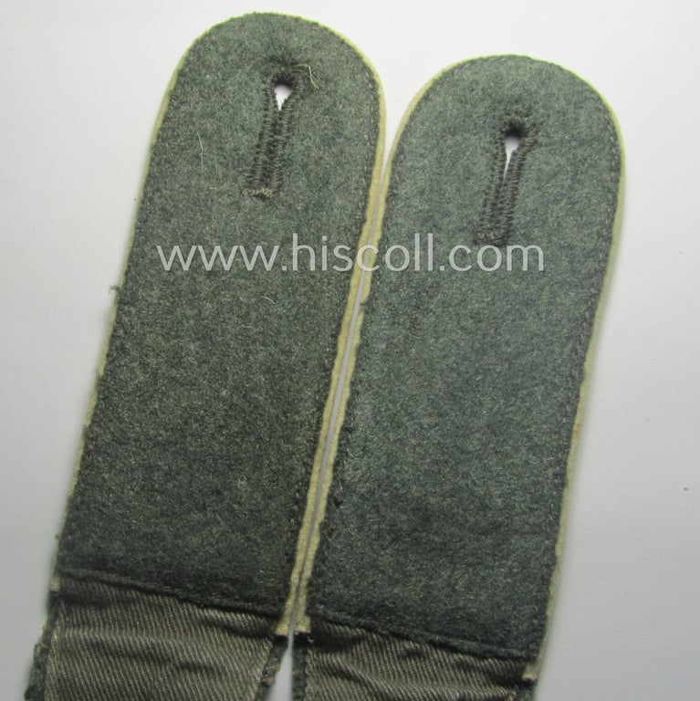 Pair of WH (Heeres), early- (ie. mid-) war-period- (ie. 'M41- o. M43'-) pattern EM-type shoulderstraps as piped in the white-coloured branchcolour as was intended for a: 'Soldat eines Infanterie-Rgts.'