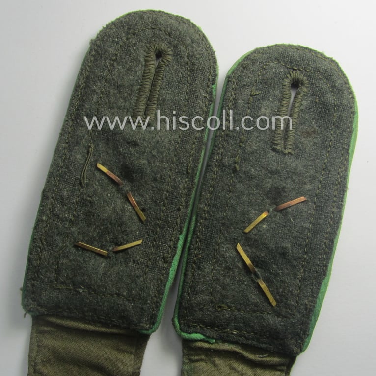 Superb - fully matching and actually rarely encountered! - mid-war-pattern, WH (Heeres) 'tropical'-issued NCO-type shoulderstraps as was intended for an: 'Oberfeldwebel der Panzer-Grenadier-Trpn.'