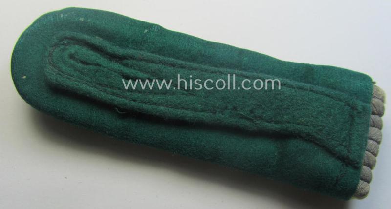 Single - albeit neatly 'cyphered'! - officers'-pattern shoulderboard as was specifically intended for usage by a WH (Heeres) 'Feldpostinspektor' (being of a rank comparable with a: 'Leutnant'-rank)