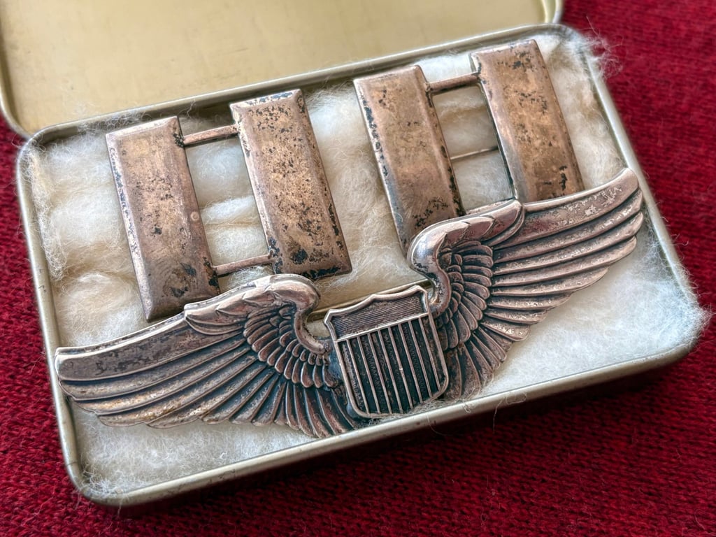 AUTHENTIC USAAF SILVER PILOTS WINGS AND CAPTAIN RANK BARS IN WARTIME BOOTS TIN.