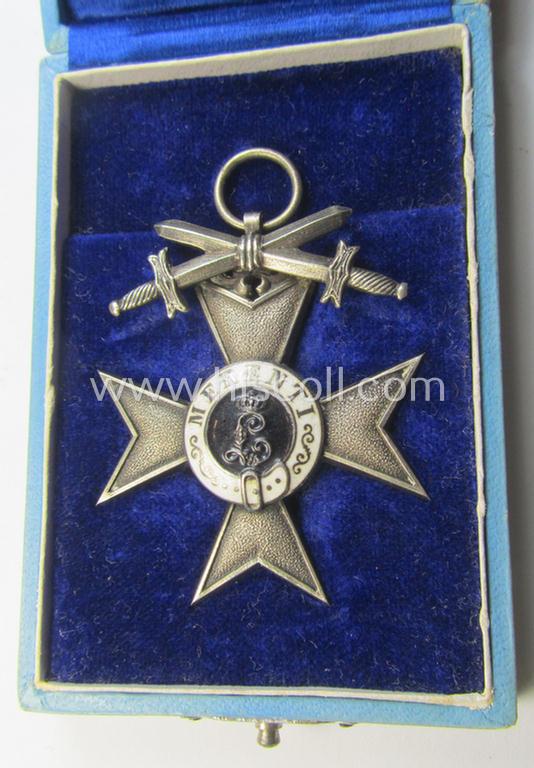 Superb, (pre)WWI-period: 'Bayern Militär-Verdienstkreuz 2. Klasse mit Schwertern' being a nicely preserved example that came stored in its luxuriously styled, light-blue-coloured etui (marked: 'Hofkunstanstalt Jacob Leser - Straubing')