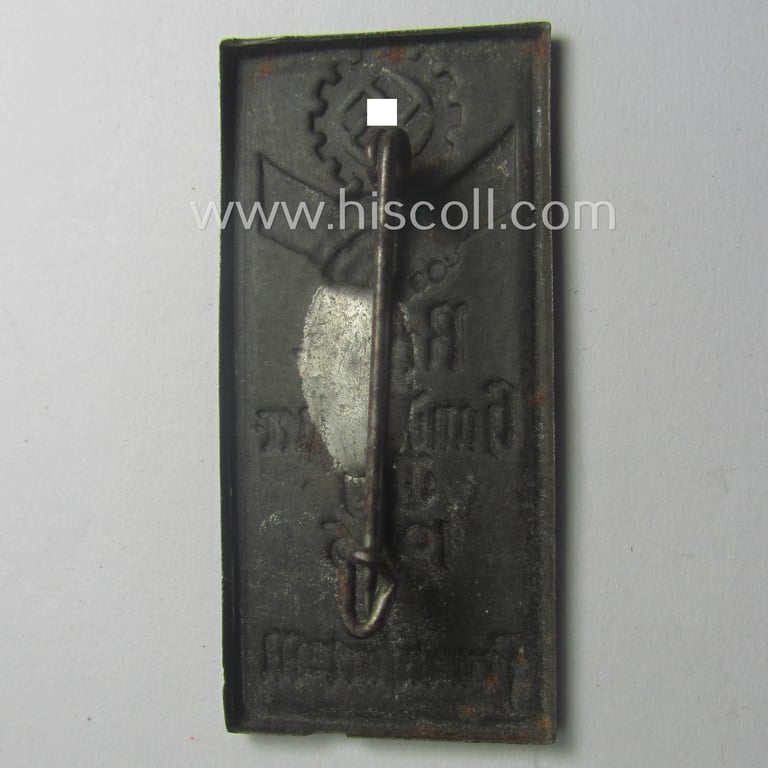 Unusually seen, commemorative TR-period day-badge (ie. 'tinnie') as issued to commemorate a DAF-related-gathering depicting two shaking hands, the DAF-cogwheel-logo and text: 'Reichs-Handwerkertag 1935 - Frankfurt a. M.'
