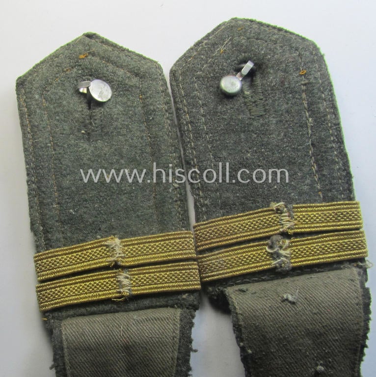 Superb - scarcely encountered and fully matching! - pair of 'cyphered' WH (Kriegsmarine) NCO-type shoulderstraps as was intended for usage by an: 'Unterfeldwebel u. Offiziers-Anwärter eines Küsten-Artillerie-Abtlgs.'