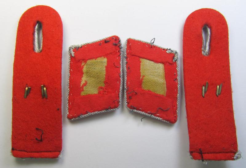 Fully matching, 4-pieced insignia-grouping comprising of a pair of WH (LW) officers'-type shoulderboards and dito collar-tabs as was intended for usage by a: 'Leutnant u. Mitglied des 26. Flakdivisions'