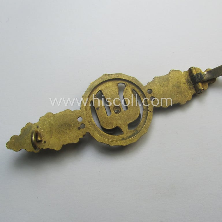 Tombak- (ie. 'Buntmetall'-) based- and/or (typical) non-maker-marked example of a WH (Luftwaffe) 'Frontflugspange für Kampfflieger in Gold' as presumably produced by the: 'C.E. Juncker'-company